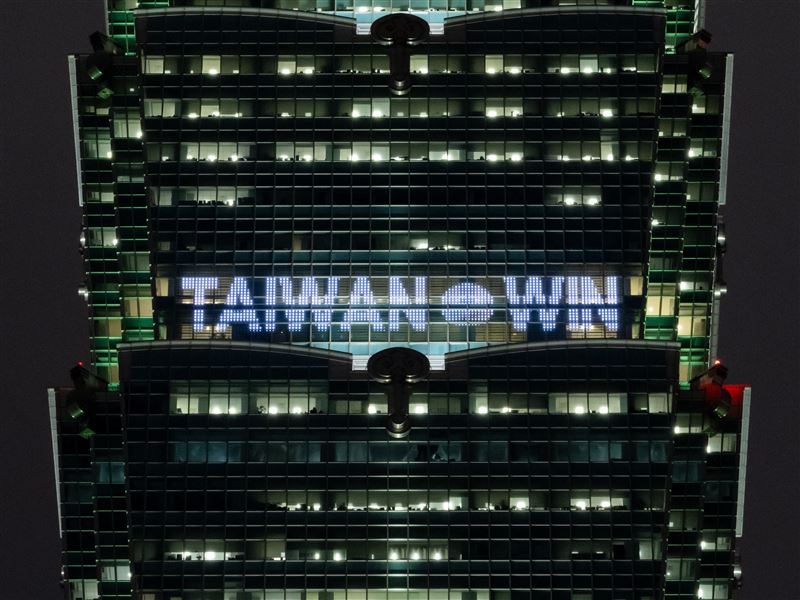 台日大戰今晚登場，台北101分兩階段點燈應援台灣隊。(圖／台北101提供)