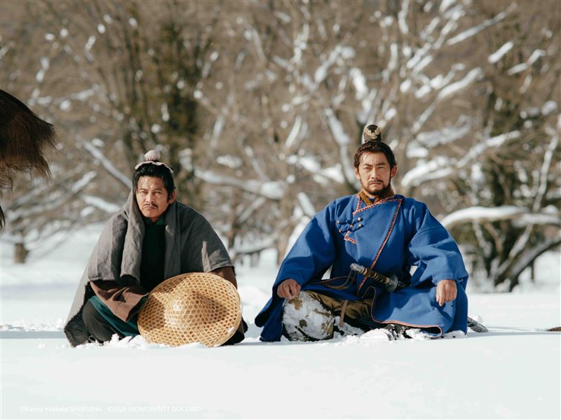 織田裕二飾演的宋江與反町隆史飾演的晁蓋在雪中靜坐，兩人擁有同樣理念卻作風大不相同。（圖／Hami Video提供）