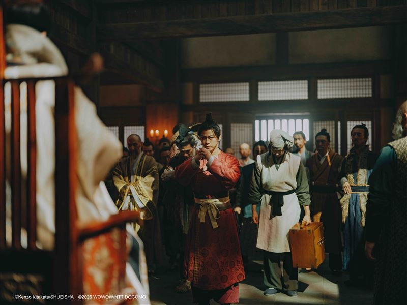 《北方謙三 水滸傳》龜梨和也在眾人陪伴下踏入廳堂，這位武人背負命運與怒火，期待能改變時代。（圖／Hami Video提供）