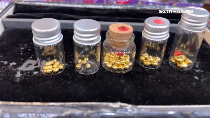 爸爸過世前每到節日都會給媽媽買禮物，這次男童延續爸爸的愛，讓媽媽非常感動