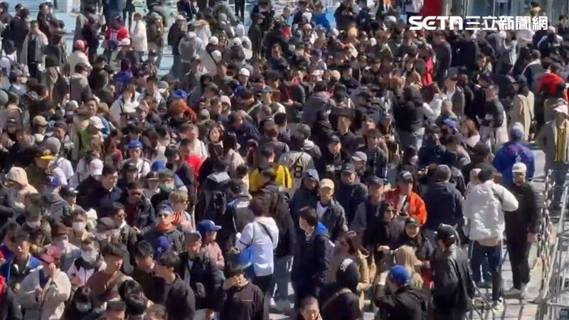 東京巨蛋一早湧入台灣球迷，日媒驚訝：以為不在日本。（圖／翻攝畫面）