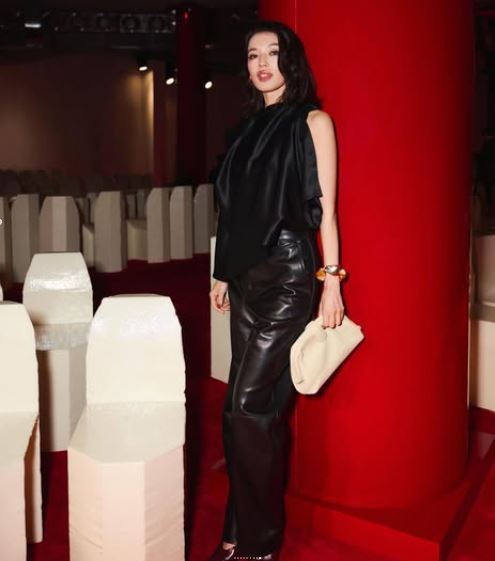 舒淇以齊肩的微捲髮，搭配緞面露肩上衣和亮面皮褲，全黑造型也輕鬆穿出高級感。（圖／翻攝自舒淇IG）