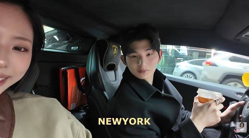 李省勳開著藍寶堅尼豪車載金高恩當地陪，並介紹紐約街道市區。（圖／翻攝自YouTube @고니 goeun）