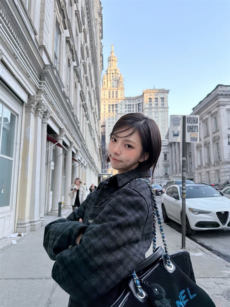 《單身即地獄5》金高恩日前前往紐約參加時裝周活動。（圖／翻攝自IG @goxnniee）