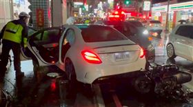 宜蘭,賓士,暴衝,車禍（圖／記者黃國瑞攝影）