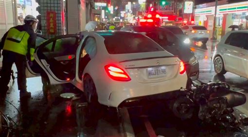 新／宜蘭賓士宜搶快暴衝撞7車　1OHCA