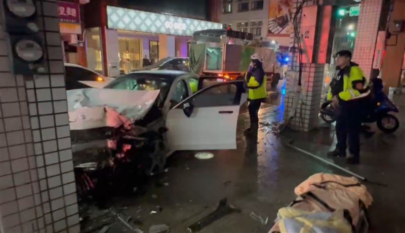 宜蘭重大車禍，賓士暴衝，造成6車1機車受到撞擊，目前4人傷重送往陽明交大宜蘭醫院急救中。（圖／記者黃國瑞攝影）