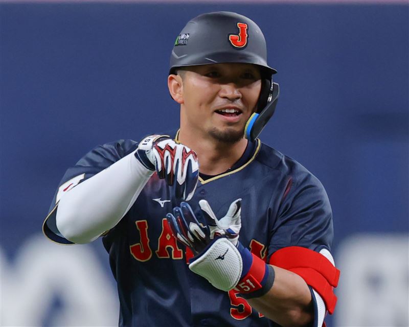 日本隊鈴木誠打出全壘打，做出「點茶」手勢。（圖／達志影像美聯社）