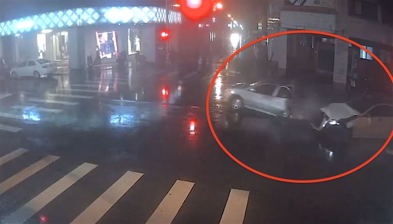 賓士車一路沒有煞車，撞擊前方還在等紅燈的轎車。（圖／記者黃國瑞攝影）