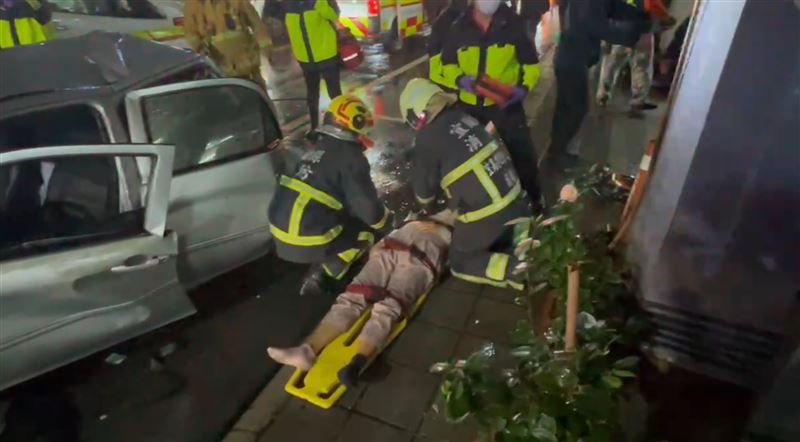 首當其衝的銀色轎車女駕駛，現場已經沒有生命跡象。（圖／記者黃國瑞攝影）