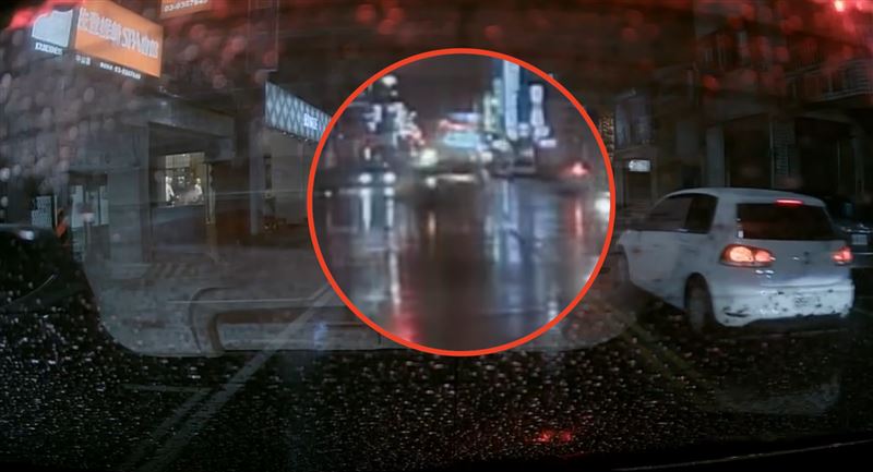 銀色轎車被撞後，猶如保齡球般一路向前滑行，再波及多台車。（圖／記者黃國瑞攝影）