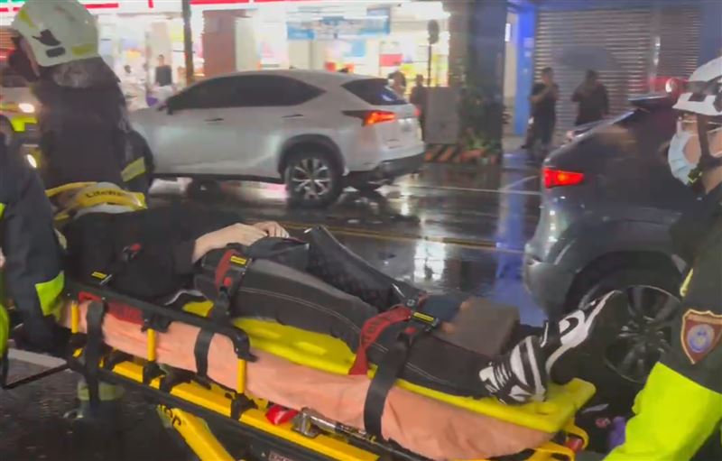 賓士副駕駛座的乘客也送醫。（圖／記者黃國瑞攝影）