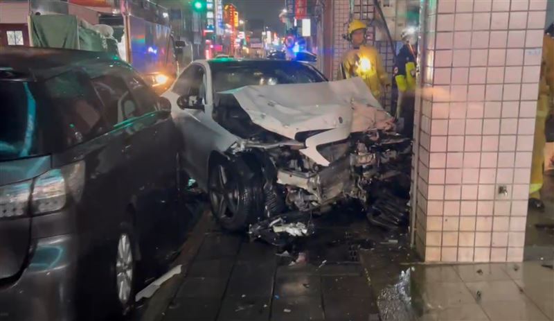 賓士車車頭全爛，騎樓都是車體零件。（圖／記者黃國瑞攝影）