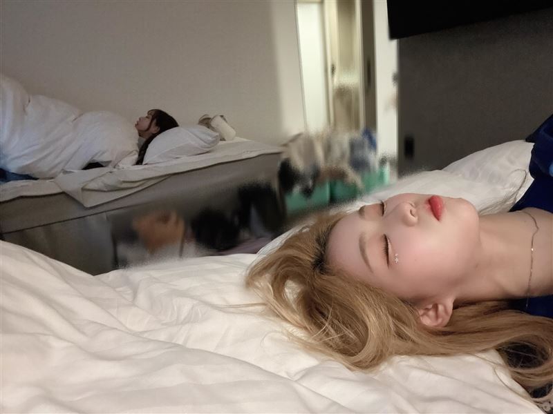秀秀子發出在飯店房間熟睡的照片。（圖／翻攝自Threads @showshowz1124）