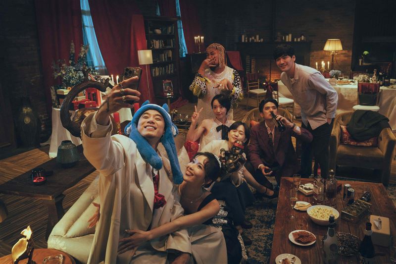 《死亡之握：⿁牽⼿》嚴正嵐與涂善存重逢，並意外加入老同學的訂婚派對。（圖／網銀國際影視提供）