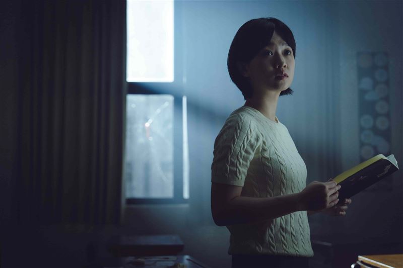 嚴正嵐飾演⾼中老師恩妤，發現學生玩起禁忌招靈遊戲「⿁牽⼿」。（圖／網銀國際影視提供）