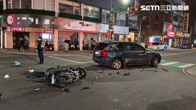 事故現場一片凌亂，零件四散。（圖／翻攝畫面）