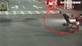 新北,汽車,騎士,車禍,零件,機車,車禍,三重,撞車,昏迷。（圖／翻攝畫面）