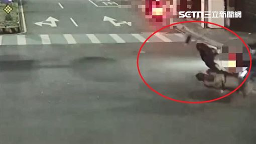 駭人瞬間曝！19歲騎士撞車…噴飛倒地昏迷