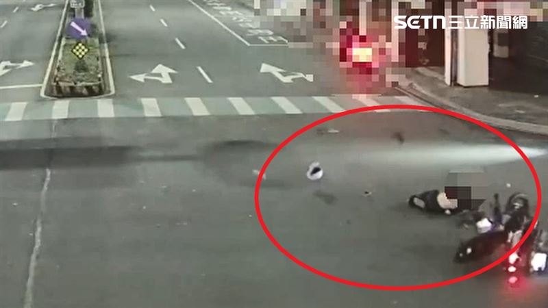 監視器拍下，恐怖車禍撞擊瞬間。（圖／翻攝畫面）