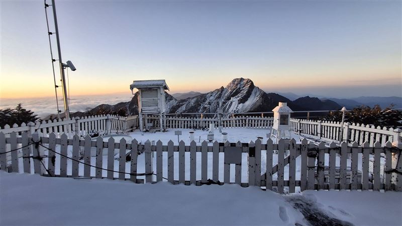 玉山又下雪了。(圖／翻攝自報天氣 - 中央氣象署 臉書)