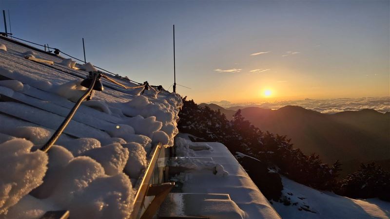 玉山又下雪了。(圖／翻攝自報天氣 - 中央氣象署 臉書)
