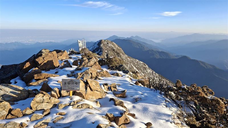 玉山又下雪了。(圖／翻攝自報天氣 - 中央氣象署 臉書)