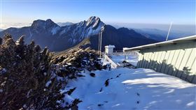 玉山又下雪了。(圖／翻攝自報天氣 - 中央氣象署 臉書)