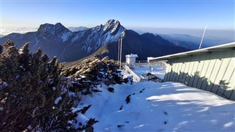 玉山又下雪了！「厚厚積雪」銀白美景曝光