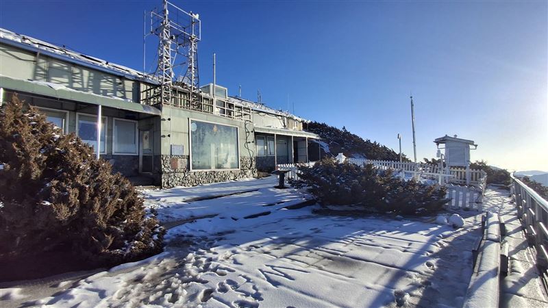 玉山又下雪了。(圖／翻攝自報天氣 - 中央氣象署 臉書)