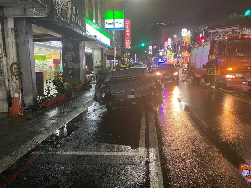 鍾姓女子駕車遭追撞喪命。（圖／翻攝畫面）