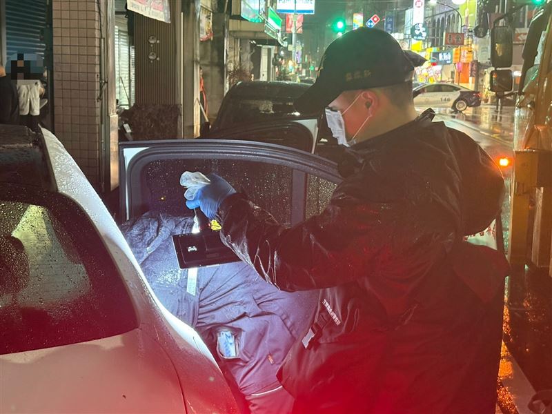 警方在林男車內查獲依托咪酯（喪屍煙彈）等證物。（圖／翻攝畫面）