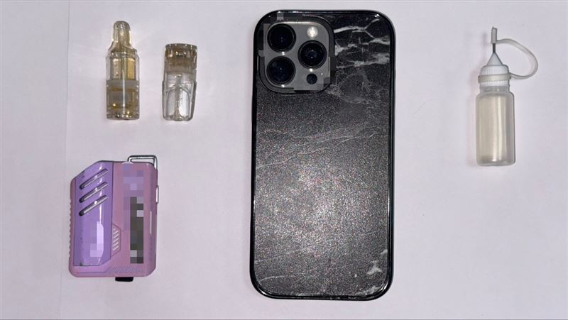 警方在林男車內查獲依托咪酯（喪屍煙彈）等證物。（圖／翻攝畫面）