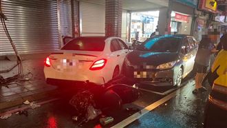 林姓男子（23歲）駕駛一輛白色賓士高速衝撞多輛汽、機車，釀成1死3傷，林姓肇事駕駛經毒品唾液快篩檢測後呈陽性反應，警方在林男車內查獲依托咪酯（喪屍菸彈）等證物。（圖／翻攝畫面）