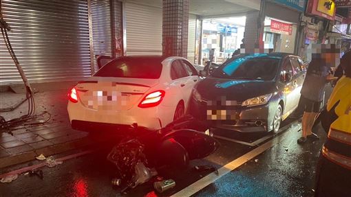 賓士闖紅燈衝撞7車　23歲男毒駕害1死3傷