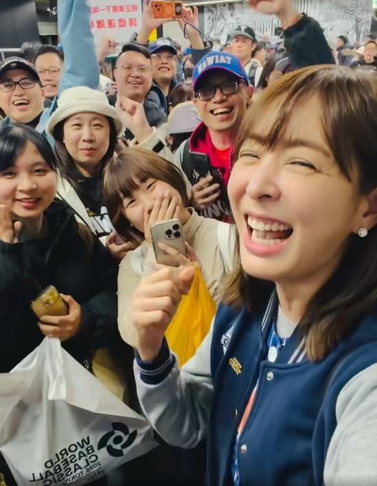 台灣隊小組經典賽於東京進行，吸引大量台灣人到場應援。（圖／翻攝自賈永婕臉書）