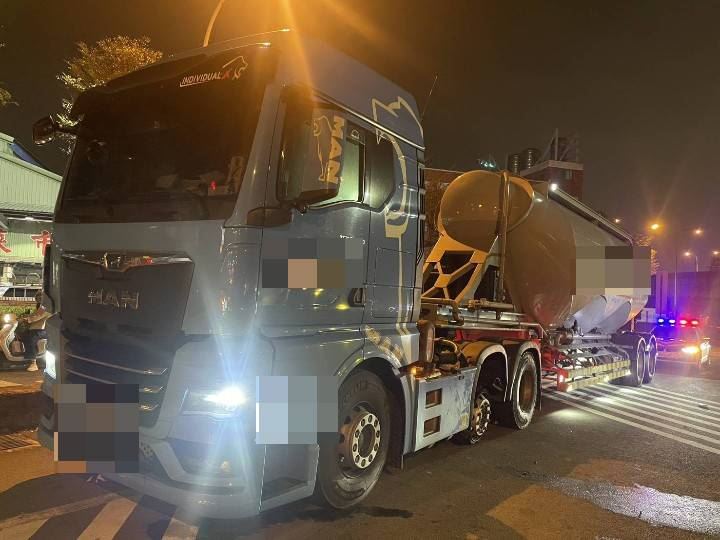 聯結車爆胎後胎皮四散，導致後方16輛轎車、大貨車閃避不及撞上。（圖／翻攝畫面）