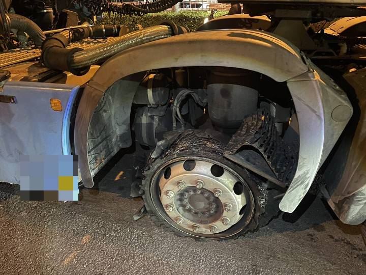 聯結車行經國道1號南向196.6公里處時爆胎。（圖／翻攝畫面）