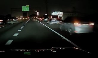 國1聯結車爆胎！胎皮四散16車閃不及撞上