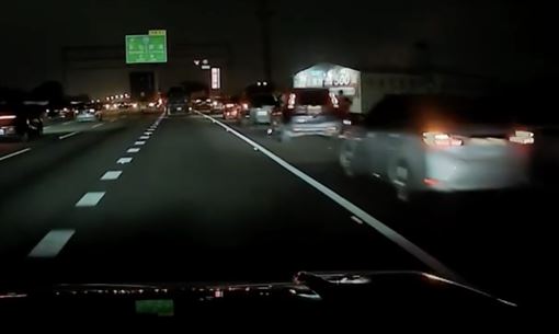 國1聯結車爆胎！胎皮四散16車閃不及撞上