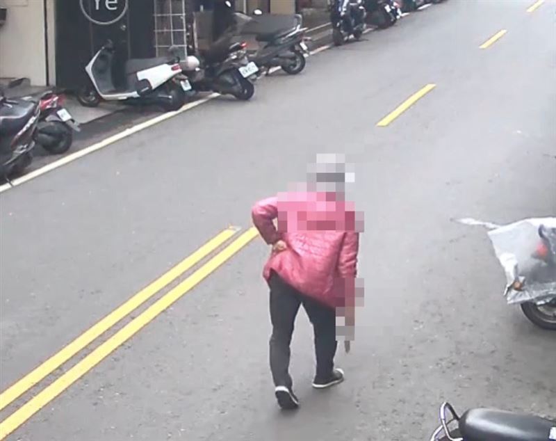 張姓回收嬤手持水果刀步行數十公尺被民眾拍下，警方目前仍需依社維法送辦。（圖／翻攝畫面）
