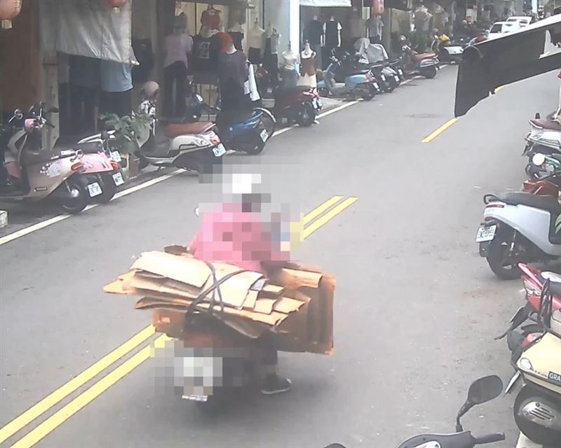 不久後阿嬤騎著機車載著回收紙箱離開。（圖／翻攝畫面）