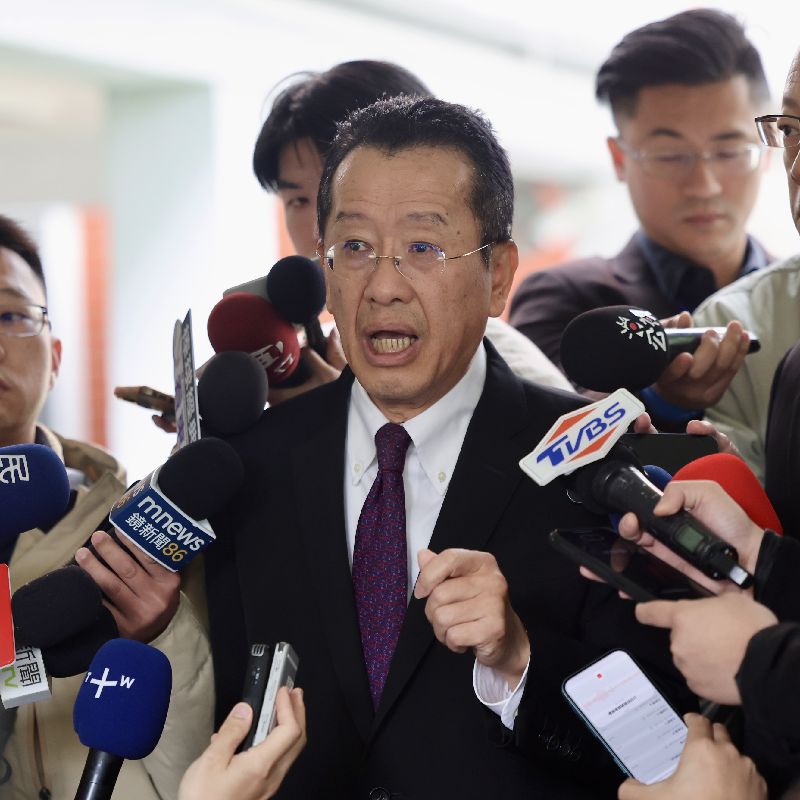 國防部長顧立雄（前）6日在立法院受訪時表示，國民黨版國防特別條例草案將已列公務預算項目納入，顯示「對軍購程序不了解」，且草案限期117年底執行完畢，等同實質封殺海馬士等5大軍購案，因為不可能執行。(圖／中央社）