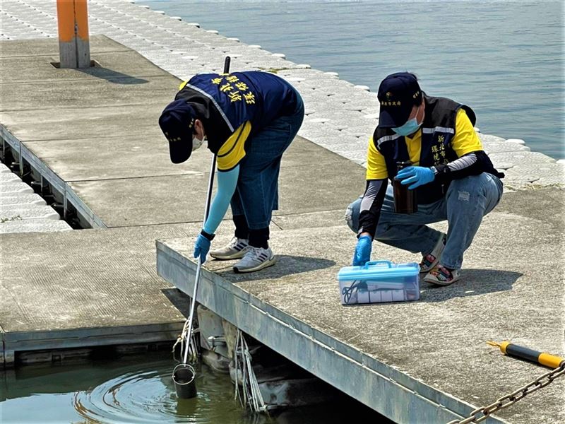 稽查員現場進行污染蒐證。（圖／新北市政府環保局提供）