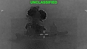 遭擊中後，瞬間濃煙直竄天際。（圖／翻攝自X平台 @CENTCOM）