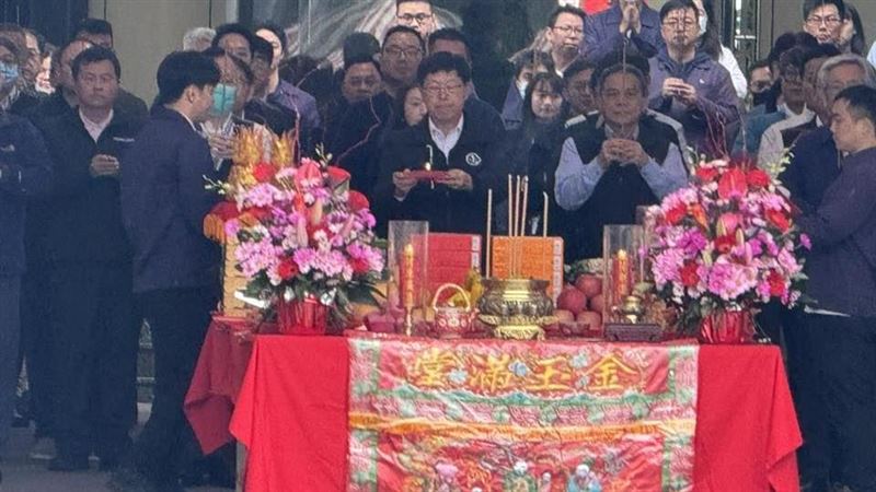 鴻海開工發紅包！董事長劉揚偉看好2026卓越年，營收挑戰10%以上成長 。除了GTC大會將贈黃仁勳Rubin神祕好禮外，深度參與NPI開發使機櫃與散熱等垂直整合方案具市佔優勢 ，展現強大競爭力。（圖／記者師瑞德攝影）