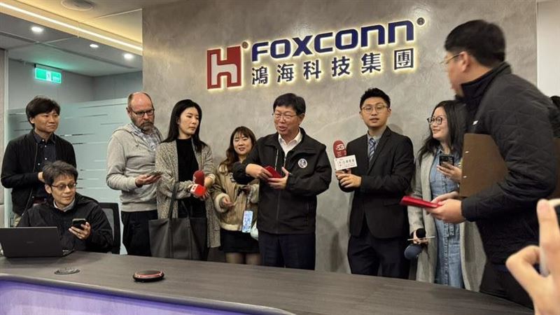 鴻海開工發紅包！董事長劉揚偉看好2026卓越年，營收挑戰10%以上成長 。除了GTC大會將贈黃仁勳Rubin神祕好禮外，深度參與NPI開發使機櫃與散熱等垂直整合方案具市佔優勢 ，展現強大競爭力。（圖／記者師瑞德攝影）