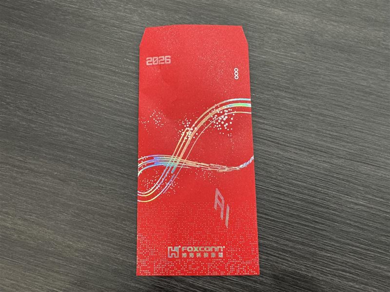 鴻海開工發紅包！董事長劉揚偉看好2026卓越年，營收挑戰10%以上成長 。除了GTC大會將贈黃仁勳Rubin神祕好禮外，深度參與NPI開發使機櫃與散熱等垂直整合方案具市佔優勢 ，展現強大競爭力。（圖／記者師瑞德攝影）