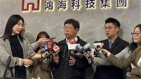 鴻海開工發紅包！董事長劉揚偉看好2026卓越年，營收挑戰10%以上成長 。除了GTC大會將贈黃仁勳Rubin神祕好禮外，深度參與NPI開發使機櫃與散熱等垂直整合方案具市佔優勢 ，展現強大競爭力。（圖／記者師瑞德攝影）