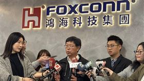 鴻海開工發紅包！董事長劉揚偉看好2026卓越年，營收挑戰10%以上成長 。除了GTC大會將贈黃仁勳Rubin神祕好禮外，深度參與NPI開發使機櫃與散熱等垂直整合方案具市佔優勢 ，展現強大競爭力。（圖／記者師瑞德攝影）